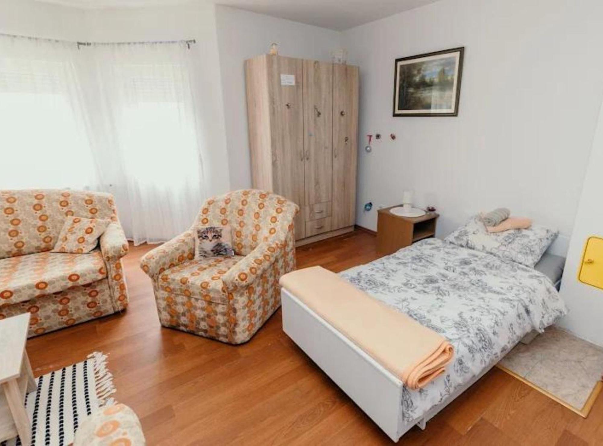 Apartmani Tea I Toni Gradiste Exterior photo